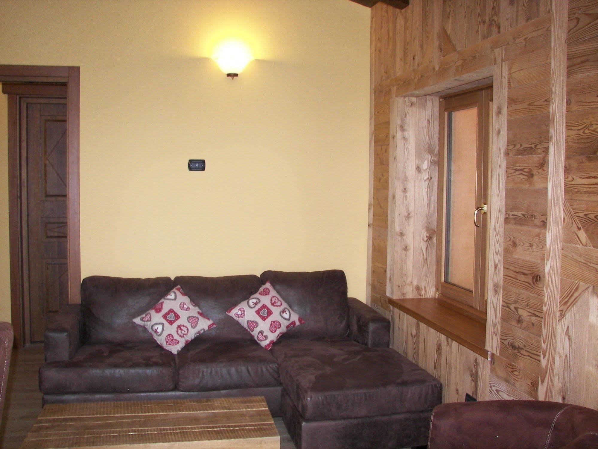 Chalet Alpina Hotel & Apartments La Thuile Exterior photo